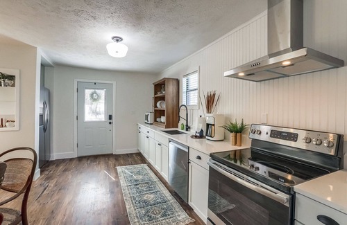 Johnson City Casa | Lone Star Lokal Guest House - Downtown Near Wineries!
