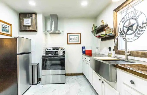 Lubbock Casa | Lone Star Suite: Rustic Luxe, 2 King Beds, Fireplace, Full Kitchen, courtyard