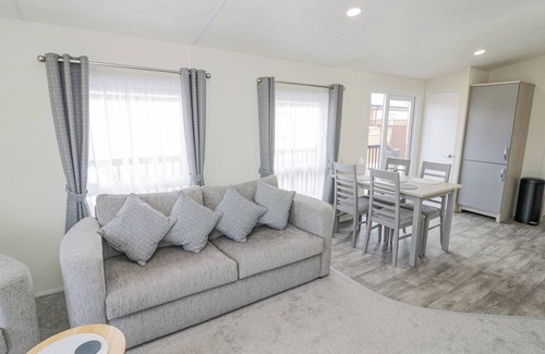 Evesham Cabaña | LONG ACRES LODGE, family friendly, with a garden in Evesham