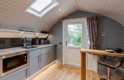 Skipton Cabina | Long Ashes - Tan - a long ashes park that sleeps 2 guests in 1 bedroom