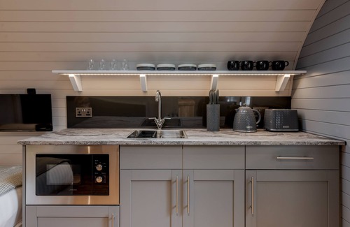 Skipton Cabina | Long Ashes - Tan - a long ashes park that sleeps 2 guests in 1 bedroom