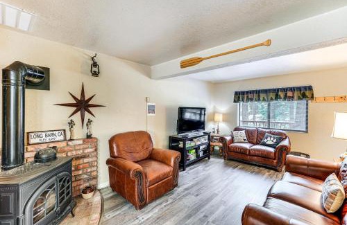 Long Barn Casa | Long Barn Cabin with 2 Decks Near Skiing!