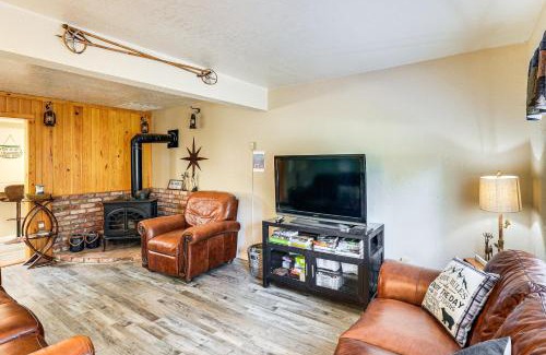 Long Barn Casa | Long Barn Cabin with 2 Decks Near Skiing!