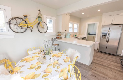 Bluff Heights Casa | Long Beach Craftsman House. Historic district house-centrally located