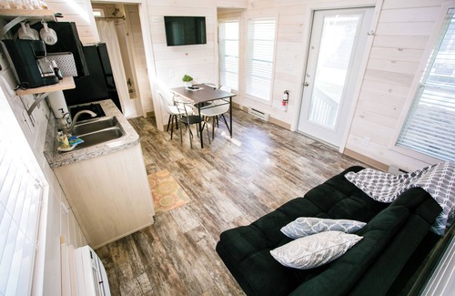 Steele Creek Cabina | Long Cove Resort & Marina