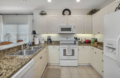 St. Simons Island Condominio | Long distance marsh views and community pool.