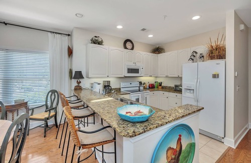 St. Simons Island Condominio | Long distance marsh views and community pool.