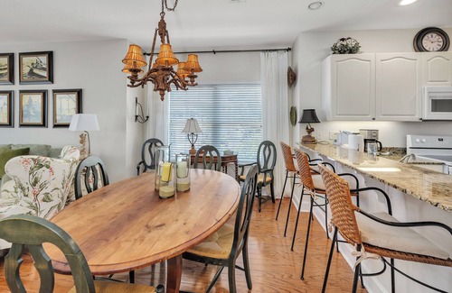 St. Simons Island Condominio | Long distance marsh views and community pool.