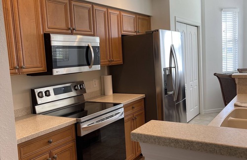 Biggar Condominio | Long lake sunset views