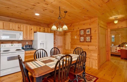 Settlers Ridge Cabina | Long Mtn. Views - Covered Porch - Rockers - Fire Pit - Gated - Clean - 5 Stars!