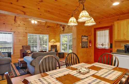 Settlers Ridge Cabina | Long Mtn. Views - Covered Porch - Rockers - Fire Pit - Gated - Clean - 5 Stars!