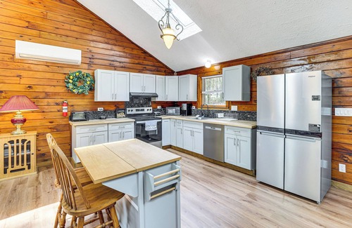 Long Pond Cabina | Long Pond Log Cabin w/Hot Tub Soaks & Outdoor Fun