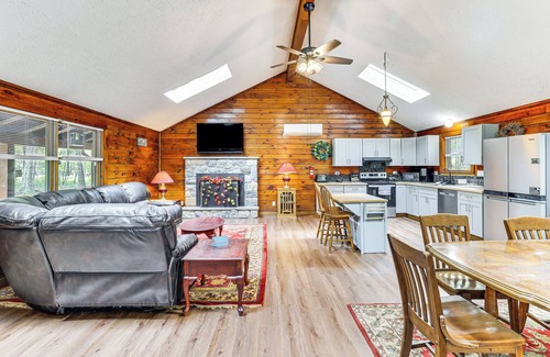 Long Pond Cabina | Long Pond Log Cabin w/Hot Tub Soaks & Outdoor Fun