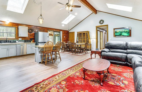 Long Pond Cabina | Long Pond Log Cabin w/Hot Tub Soaks & Outdoor Fun