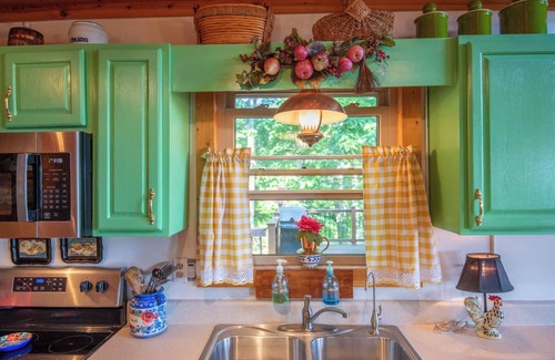 Sparta Casa | Long Range Mountain Views + Hot Tub!