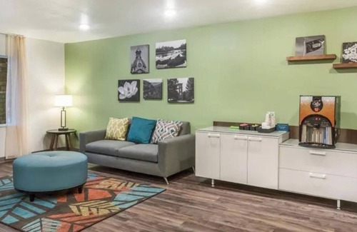 Newnan Hotel | Long-Stay Comfort in a Generous 2 Room w/ Cooking Facilities & Cozy Work Desk