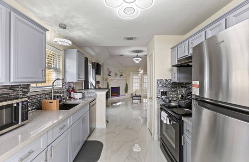 Humble Casa | Long Stay ready home w/garage, full kitchen and a hint of luxury