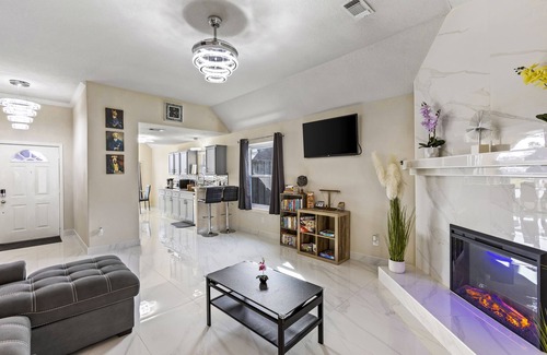 Humble Casa | Long Stay ready home w/garage, full kitchen and a hint of luxury