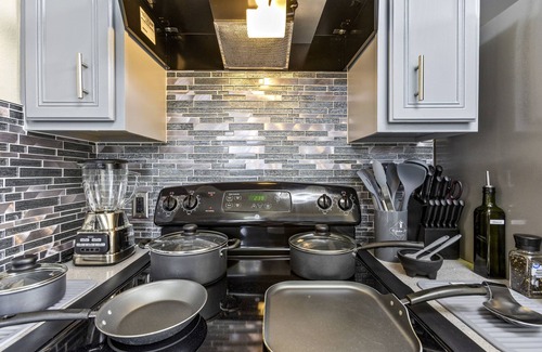 Humble Casa | Long Stay ready home w/garage, full kitchen and a hint of luxury
