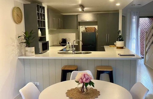 Labrador Casa | Long stay - townhouse with fully enclosed yard. Close to Surfers shops