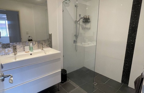 Labrador Casa | Long stay - townhouse with fully enclosed yard. Close to Surfers shops
