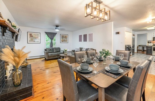 Clinton Casa | LONG-TERM Relaxing Glass House - Fall Leaves/Beach 5mins/Ski 25mins