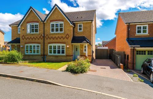 New Broughton Casa | Long Term Stay 4 Bed 3 Bath & Parking Wrexham