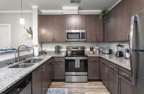 Greensboro Apartamento | Long-term Stays in Greensboro 1 BD 1 BA