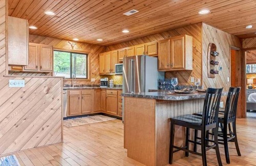 Wright City Chalet De Esquí | Longhorn Lakeside Chalet w/ Hot Tub by StayLage