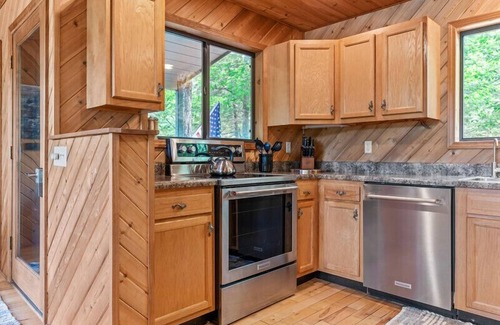 Wright City Chalet De Esquí | Longhorn Lakeside Chalet w/ Hot Tub by StayLage