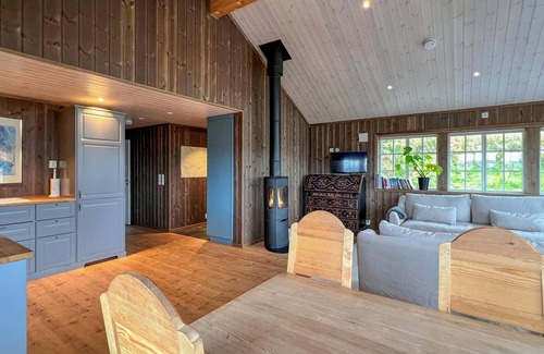 Svingvoll Casa | Look forward to a fantastic view of the mountains from this comfortable vacation home.