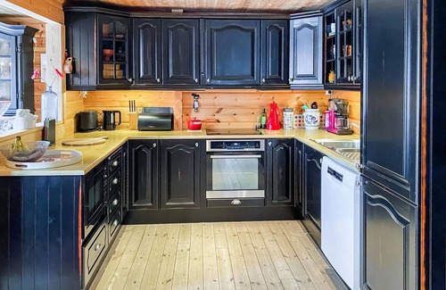 Bjorli Casa | Look forward to this comfortable vacation home with outdoor jacuzzi and sauna.