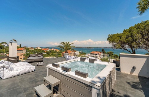 Tkon Casa | Look forward to this dreamlike villa with sea view, which leaves nothing to be desired!