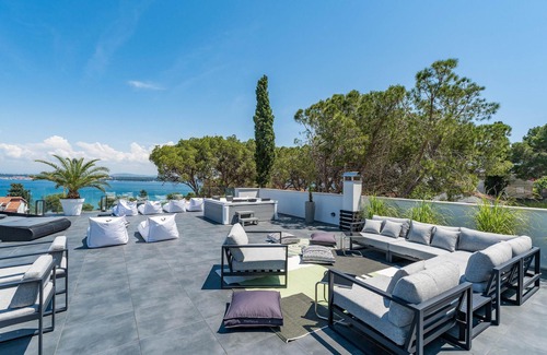 Tkon Casa | Look forward to this dreamlike villa with sea view, which leaves nothing to be desired!