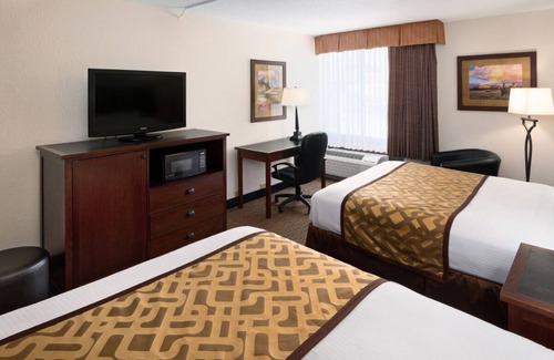 Casper Casa | Look No Further! Free Airport Shuttle, On-Site Dining and Bar!