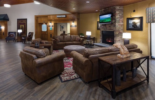 Casper Casa | Look No Further! Free Airport Shuttle, On-Site Dining and Bar!