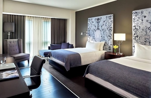 West Plaza Hotel | Look No Further! Pool, Pets Allowed, Close to Nelson-Atkins Museum of Art!