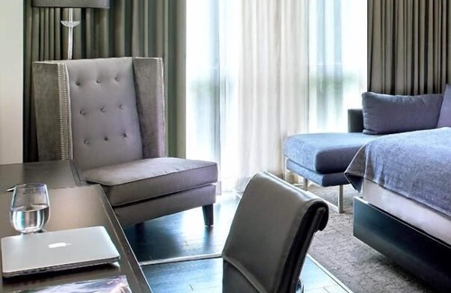 West Plaza Hotel | Look No Further! Pool, Pets Allowed, Close to Nelson-Atkins Museum of Art!