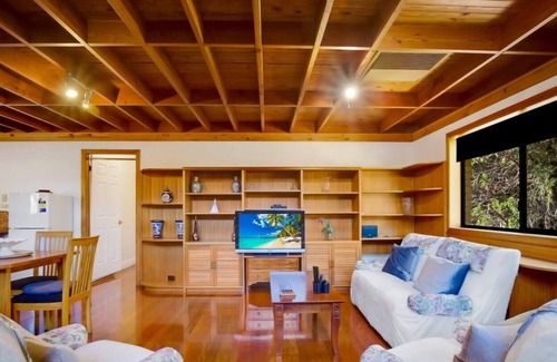 Indooroopilly Casa | Look no further than this charming 2BR loft in the heart of Indooroopilly.