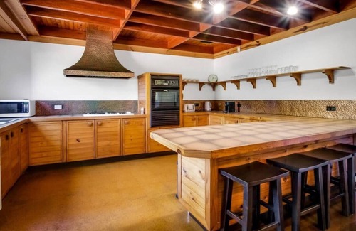 Indooroopilly Casa | Look no further than this charming 2BR loft in the heart of Indooroopilly.