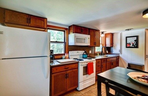 Verona Apartamento | Look out at the treetops at the cozy Paoli Nest. Near Epic Systems and Madison.