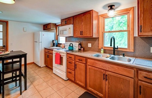 Verona Apartamento | Look out at the treetops at the cozy Paoli Nest. Near Epic Systems and Madison.