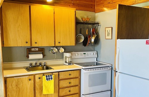 Leeds and the Thousand Islands Cabina | Lookout 1 Cabin on Charleston Lake