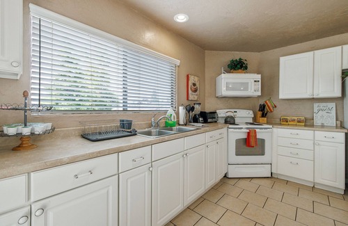 Tulare Casa | Lookout Landing! Loft Porch