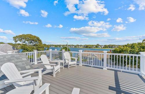 Falmouth Heights Casa | Lookout Point - 3 BDR Home Steps from Beach