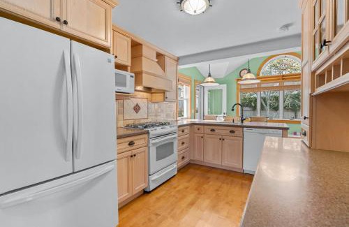 Falmouth Heights Casa | Lookout Point - 3 BDR Home Steps from Beach