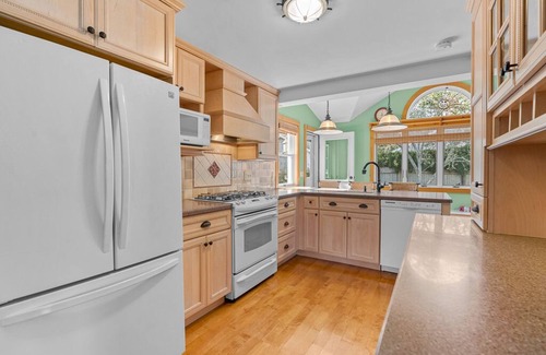 Falmouth Heights Casa | Lookout Point | Gorgeous 3 BDR Cape Cod Home Steps from Beach!