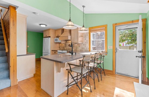 Falmouth Heights Casa | Lookout Point | Gorgeous 3 BDR Cape Cod Home Steps from Beach!