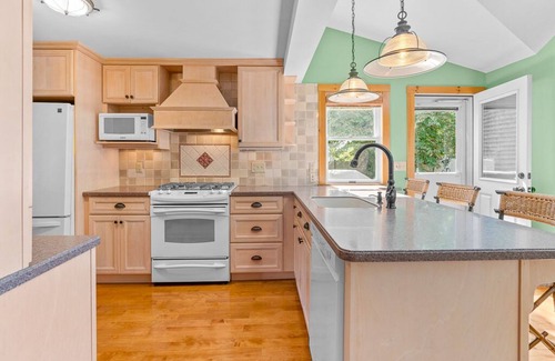 Falmouth Heights Casa | Lookout Point | Gorgeous 3 BDR Cape Cod Home Steps from Beach!