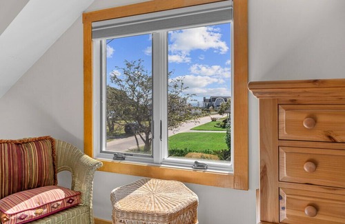 Falmouth Heights Casa | Lookout Point | Gorgeous 3 BDR Cape Cod Home Steps from Beach!